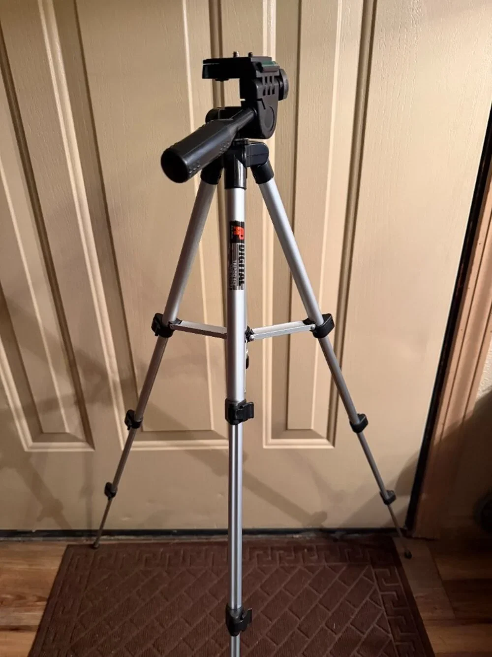 AP Ace Pro Series 36” Digital Photo/Video Tripod/swivel W/Carry Case. Good Cond.